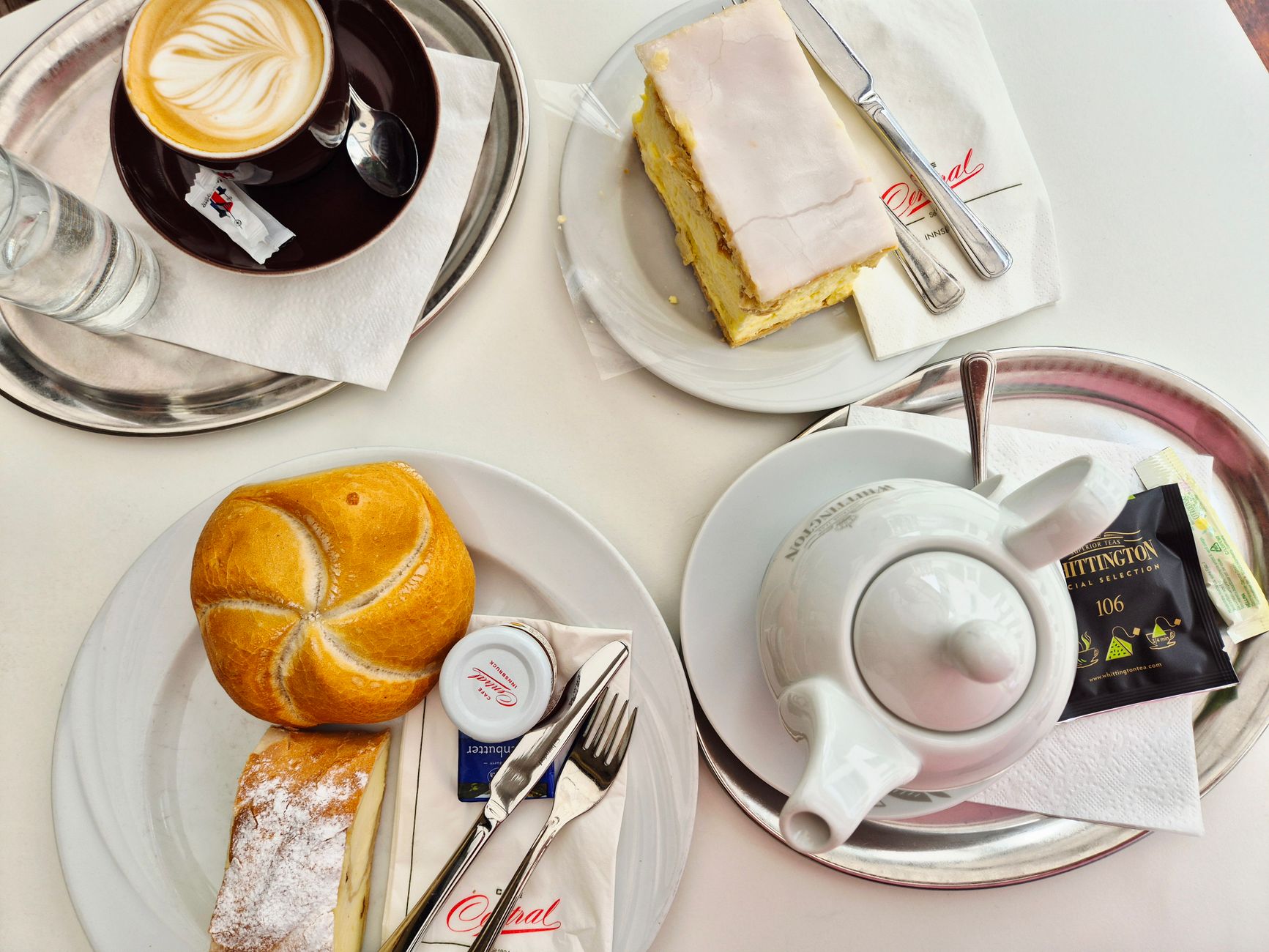 Kaffee und Frühstück in der Bäckerei
