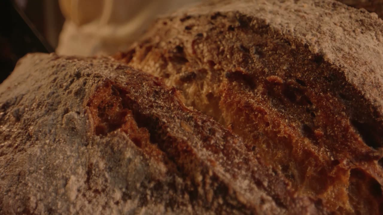 Frisch gebackenes Brot bei Bäckerei Neuhofer
